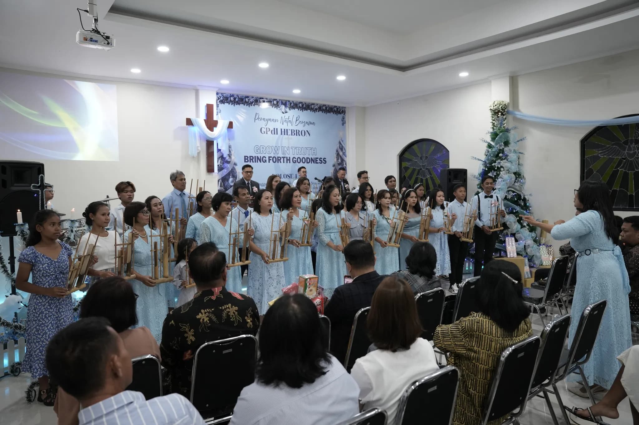 Kebersamaan jemaat GPdI Hebron