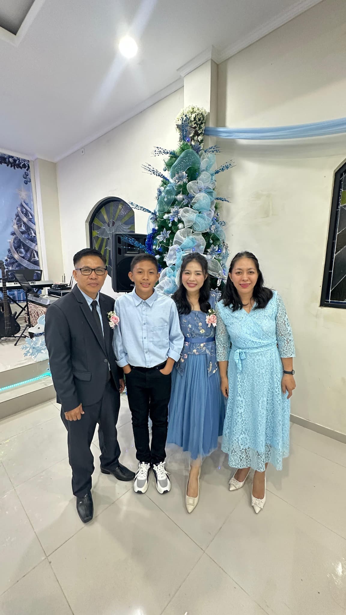 Pdt. Sony Kumayas bersama keluarga di depan pohon Natal gereja